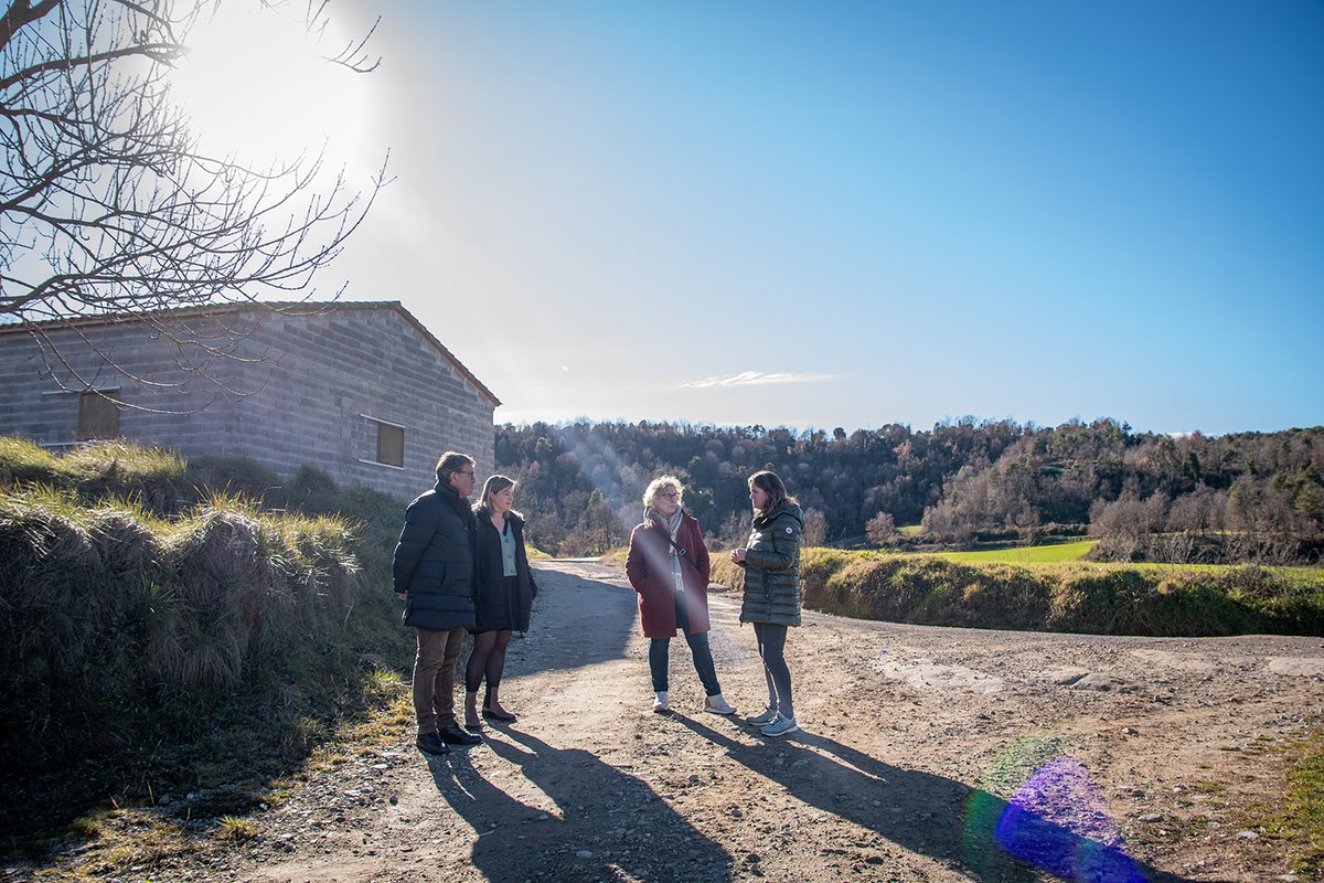 5⃣ Reunió amb l'alcaldessa de #Montclar, <a href="/RaquelSalaPrat/">Raquel Sala Prat</a>, i el grup municipal. Plegats hem visitat el Mas El Pujol, una granja familiar productora d'ous ecològics 🥚 que aposta pel benestar animal i un model de pagesia centrat en la producció ecològica 💚
