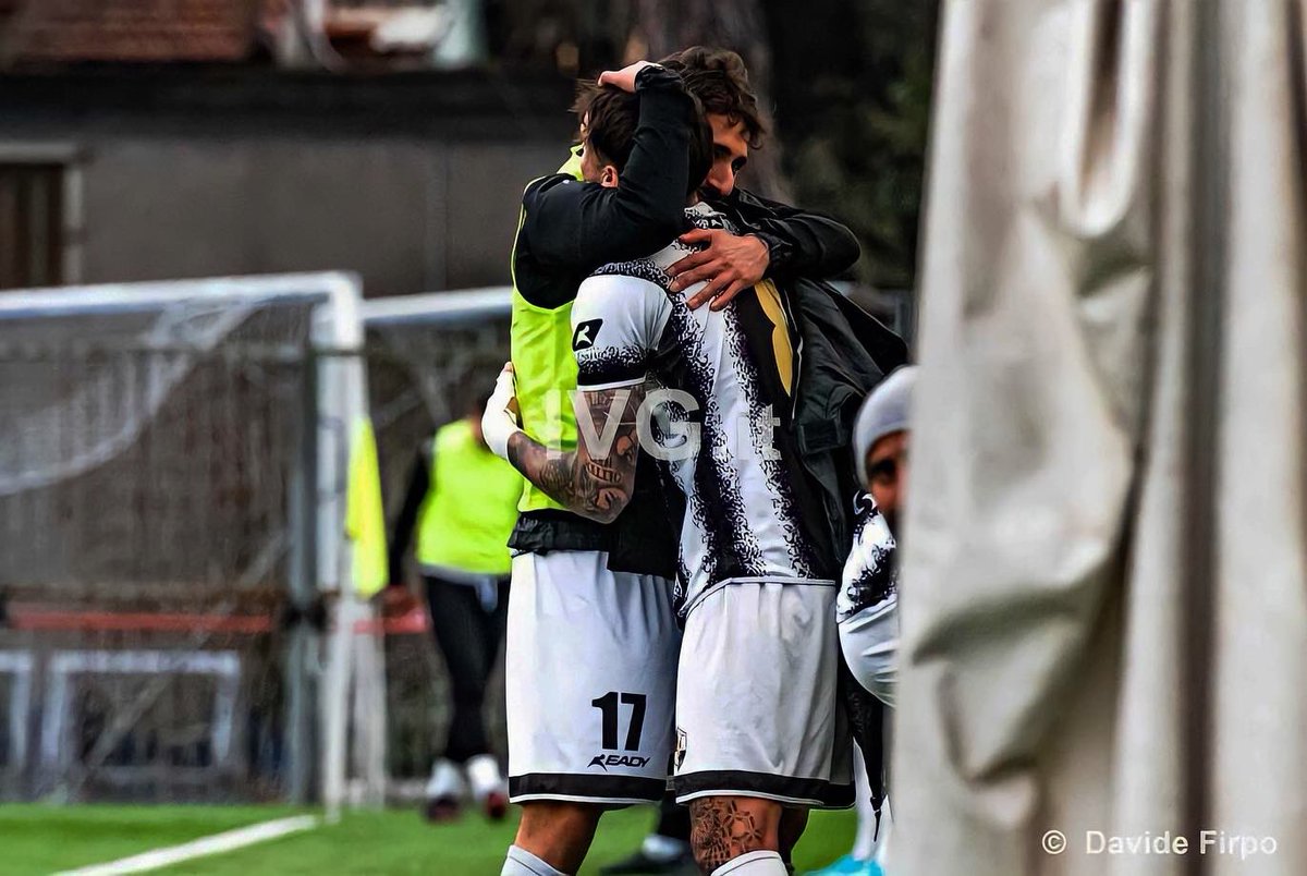 • Secuencia de gol • 

No hay mejor debut que sumar +3 en lo colectivo y +1 en lo individual.

Solo acaba de empezar 🤍🖤