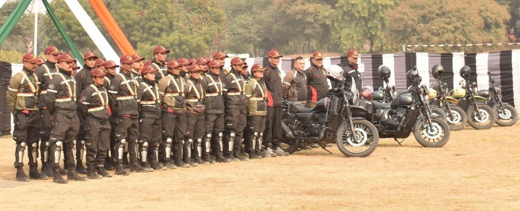 pruthaaa_patel's tweet photo. #Momentoftheday! Lt Gen AS Bhinder,AVSM,VSM,ADC,GOC-in-C, SWC flagged in #NCCJawaYezdiMCRally in Jaipur on #Day9. Cadets' Josh on peak. Ab DILLI dur nahin!
@HQ_DG_NCC
@DefencePRO_Guj
@CMOGuj
@ArvindKapoorTYG
@NCC_Dte_Gujarat
@SWComd_IA
@PRODefRjsthn
@jawamotorcycles
@yezdiforever https://t.co/vwsCpNgGGF