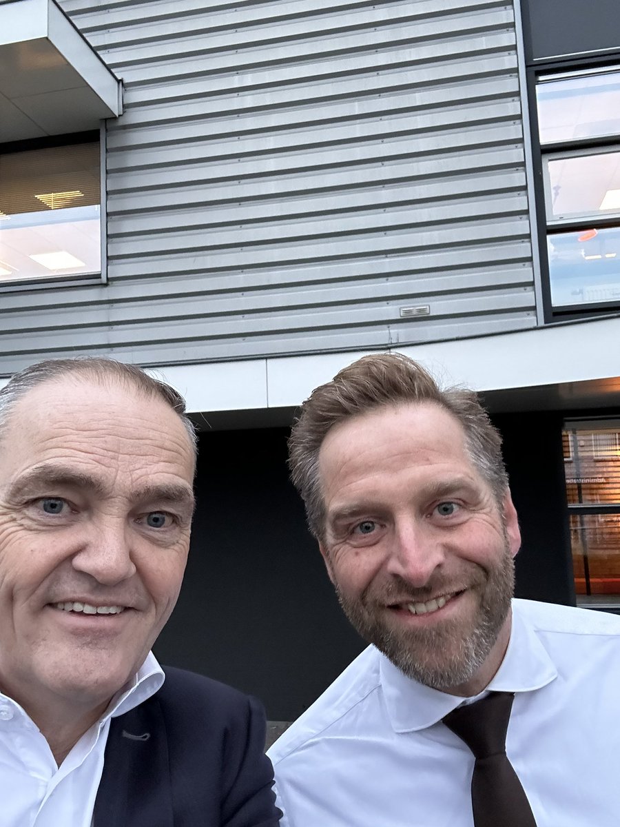 Dank aan <a href="/hugodejonge/">Hugo de Jonge</a> voor het bezoek en de interesse voor geïndustrialiseerd biobased bouwen. Als eerste bekeek hij de nieuwste energieleverende modelwoning die 30 ton CO2 bespaart en stikstofneutraal gebouwd kan worden. Vernieuwen geeft energie.