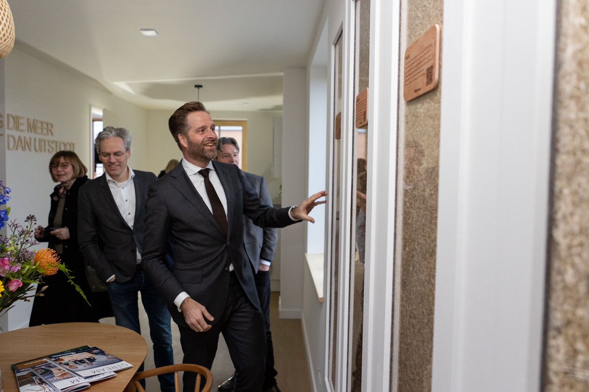 BienseDijkstra's tweet photo. Dank aan @hugodejonge voor het bezoek en de interesse voor geïndustrialiseerd biobased bouwen. Als eerste bekeek hij de nieuwste energieleverende modelwoning die 30 ton CO2 bespaart en stikstofneutraal gebouwd kan worden. Vernieuwen geeft energie. https://t.co/2nPja48omB