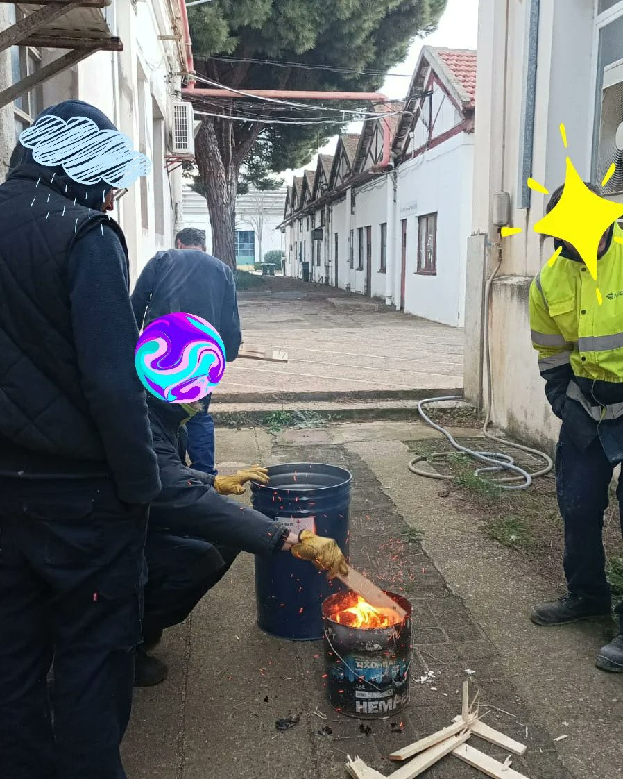 _CarlesCaba's tweet photo. 23 de Gener 2023: Així s'han d'escalfar les persones treballadores de Nylstar en la seva jornada laboral.  Es continua amb lactivitat industrial parada, sense llum, gas, sense notícies de la direcció de l' empresa, etc.
#PRL @tv3cat @Gironanoticies @DiarideGirona @elpunt https://t.co/hlB60V19lc