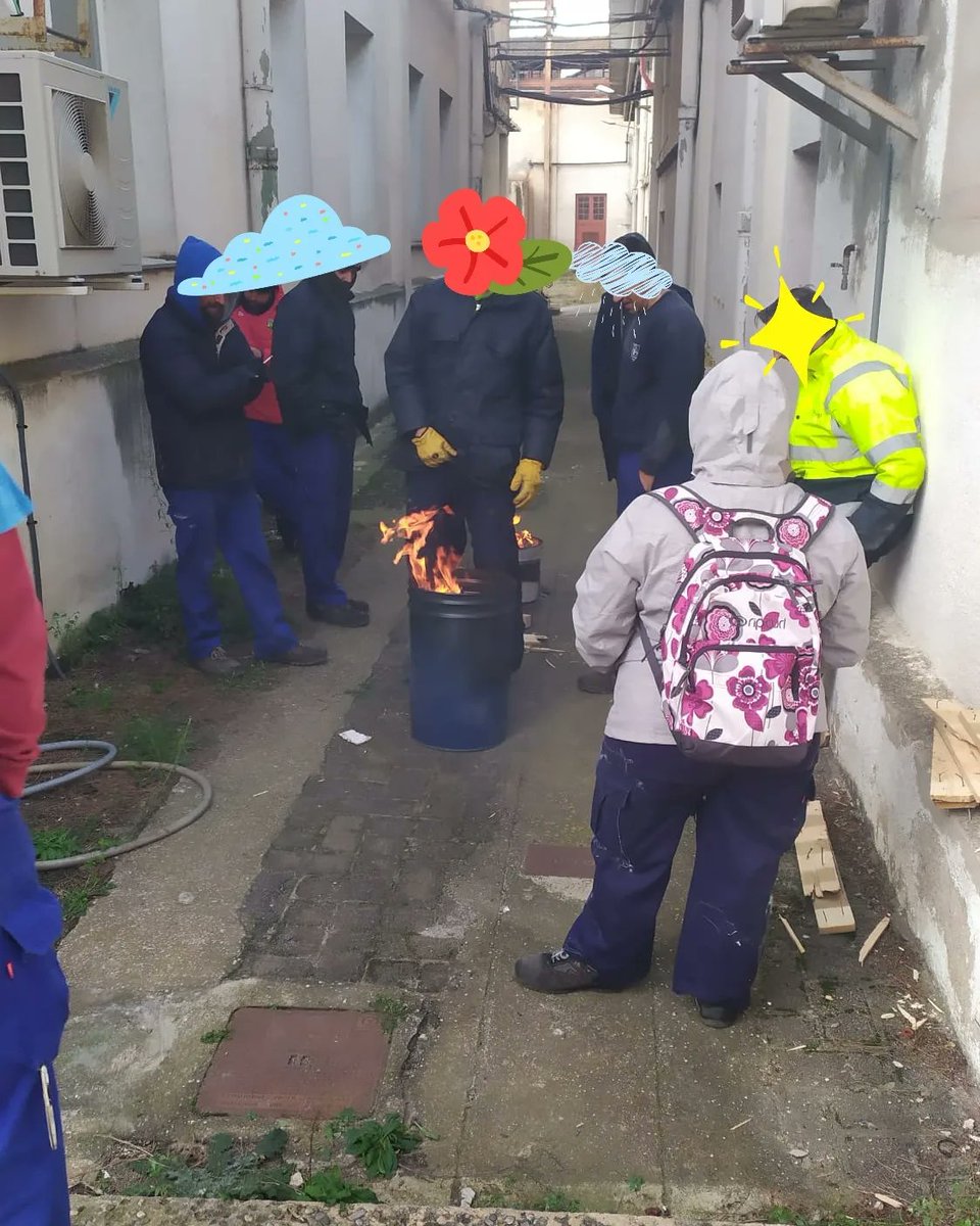 _CarlesCaba's tweet photo. 23 de Gener 2023: Així s'han d'escalfar les persones treballadores de Nylstar en la seva jornada laboral.  Es continua amb lactivitat industrial parada, sense llum, gas, sense notícies de la direcció de l' empresa, etc.
#PRL @tv3cat @Gironanoticies @DiarideGirona @elpunt https://t.co/hlB60V19lc