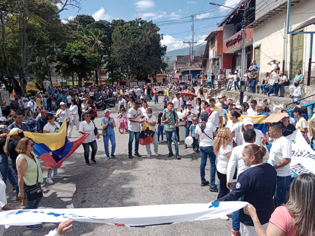 caenpeco's tweet photo. Más de cinco cuadras llenas de #pueblo reclamando sus derechos los #trabajadores en #Venezuela exigen  #SalariosJustos #Docentes #Medicos #Enfermeras  @NicolasMaduro @ReporteYa https://t.co/ookIEdQ97l