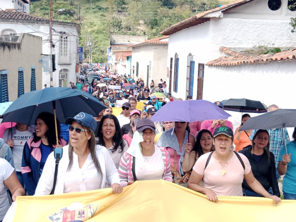 caenpeco's tweet photo. Más de cinco cuadras llenas de #pueblo reclamando sus derechos los #trabajadores en #Venezuela exigen  #SalariosJustos #Docentes #Medicos #Enfermeras  @NicolasMaduro @ReporteYa https://t.co/ookIEdQ97l