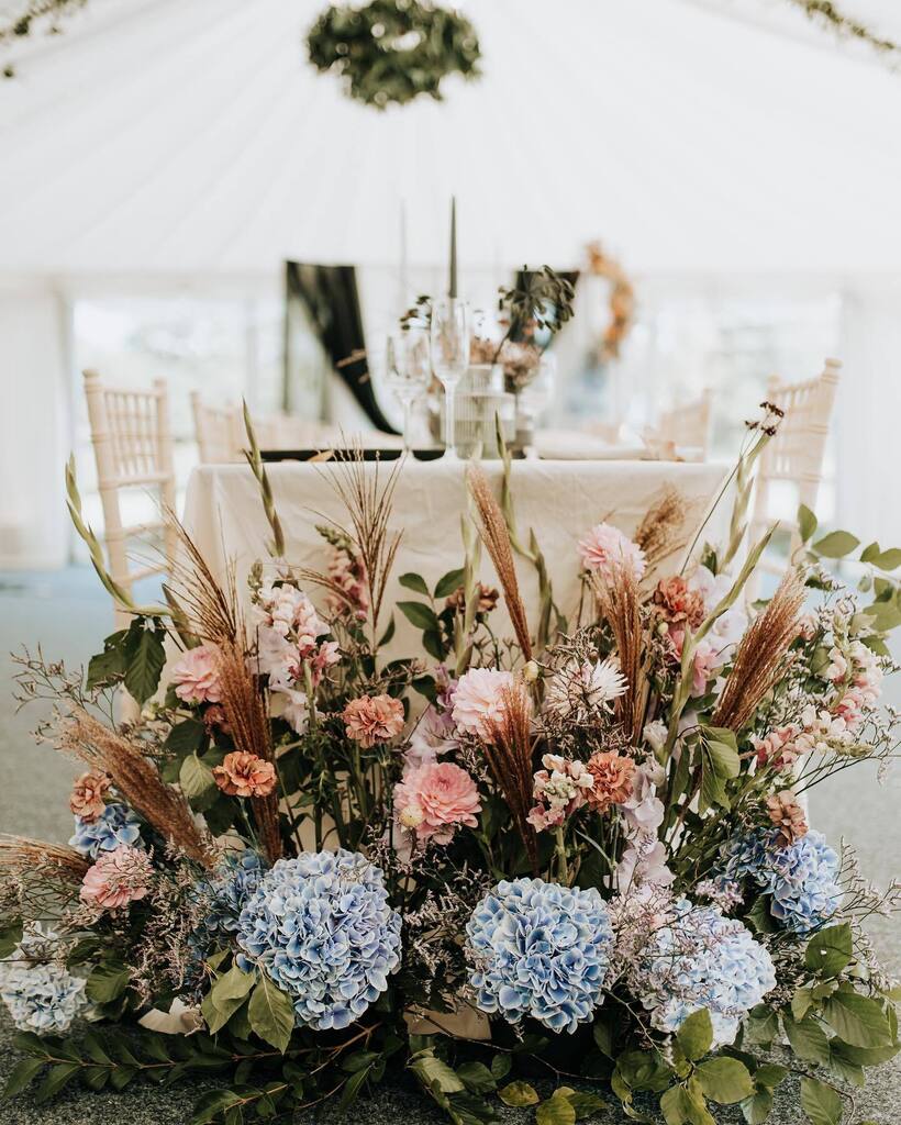 The ever versatile meadow arrangement, perfect for lining ceremony aisles, dressing up the front of a top table or finishing off a long banqueting table like this beauty from our shoot at @hilltopcountryhouse 🤍

Photographer✨@wyldbeephotography
Conce… instagr.am/p/Cnw2hg3MDE9/