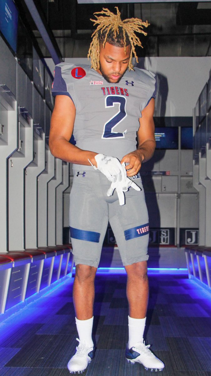 Had a great time being back at Jackson Mississippi for my Official visit, thank you coaches for having me!❤️💙 @CoachMortonJSU <a href="/CoachTaylor010/">T.C. Taylor</a> <a href="/Coach_O/">Otis Riddley</a> <a href="/WhitehavenTiger/">WhitehavenFootball</a> <a href="/SaulsberrySr/">Coach Rodney Saulsberry Sr</a>