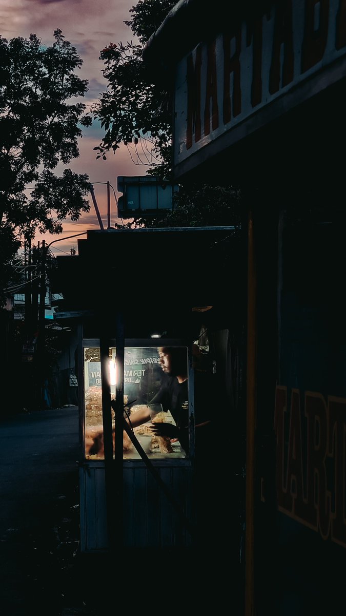 piokharisma's tweet photo. Senin, 23 Januari 2023
Orang-orang yang aku liat di jalan, sore di kota orang.
#dailyfoto
#SetorFotoPio
#SDKO https://t.co/E5mAX0YMUh