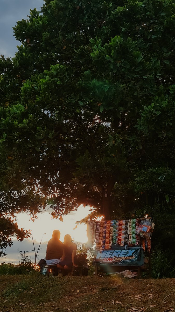 piokharisma's tweet photo. Senin, 23 Januari 2023
Orang-orang yang aku liat di jalan, sore di kota orang.
#dailyfoto
#SetorFotoPio
#SDKO https://t.co/E5mAX0YMUh