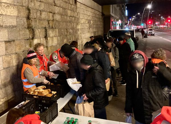CrfCaen's tweet photo. Nous étions honorés ce soir, d’accueillir sur la maraude fixe, Mme Sophie Simonnet, adjointe au Maire de Caen et conseillère départementale.
Elle a montré un grand enthousiasme, et beaucoup d’humilité, à nous aider tout au long de la soirée avec beaucoup de bienveillance. https://t.co/GfQ23MVFoW