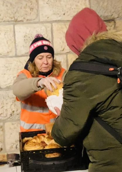 CrfCaen's tweet photo. Nous étions honorés ce soir, d’accueillir sur la maraude fixe, Mme Sophie Simonnet, adjointe au Maire de Caen et conseillère départementale.
Elle a montré un grand enthousiasme, et beaucoup d’humilité, à nous aider tout au long de la soirée avec beaucoup de bienveillance. https://t.co/GfQ23MVFoW