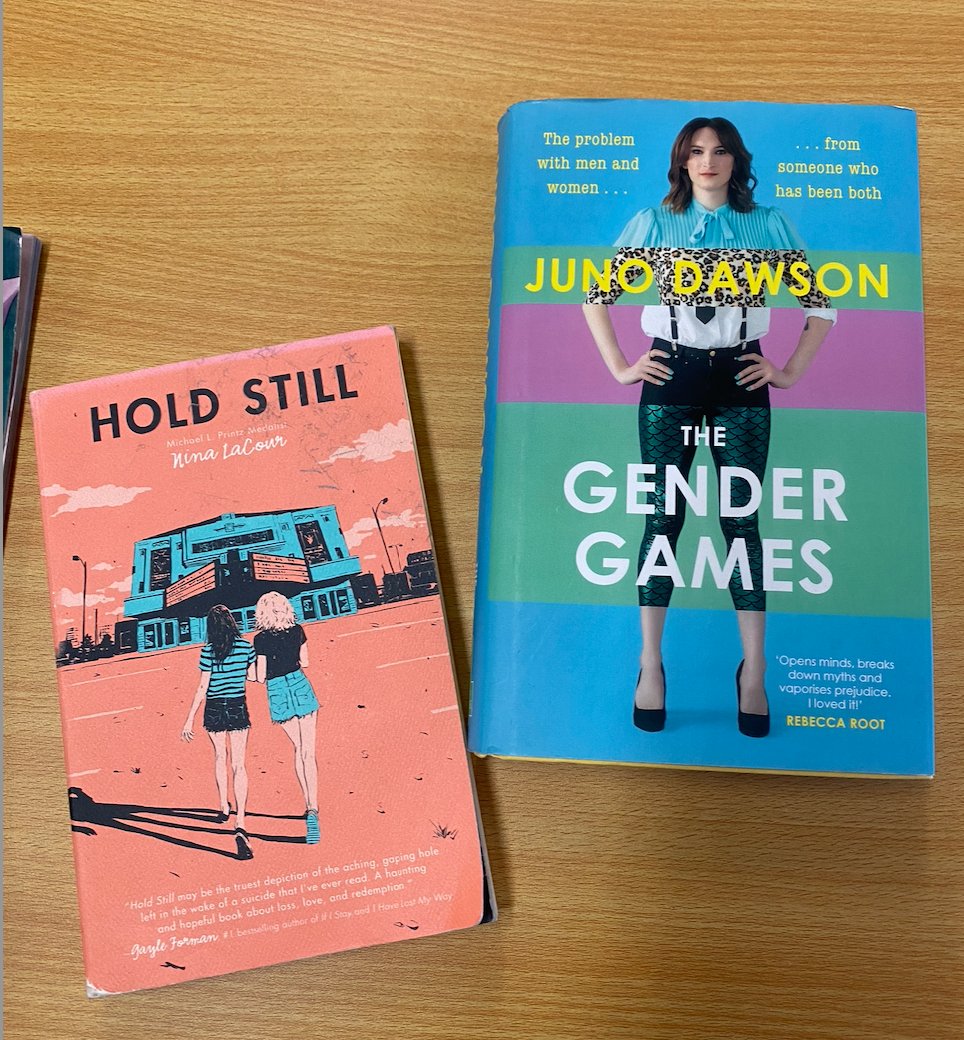 cgnmbearla's tweet photo. Ach cuid de na leabhair LADT+ iontach atá againn sa leabharlann. Abair le Múinteoir Niamh más mian leat ceann ar bith a thógáil ar iasacht. 🌟📚🌟 https://t.co/LKPynk6PWF