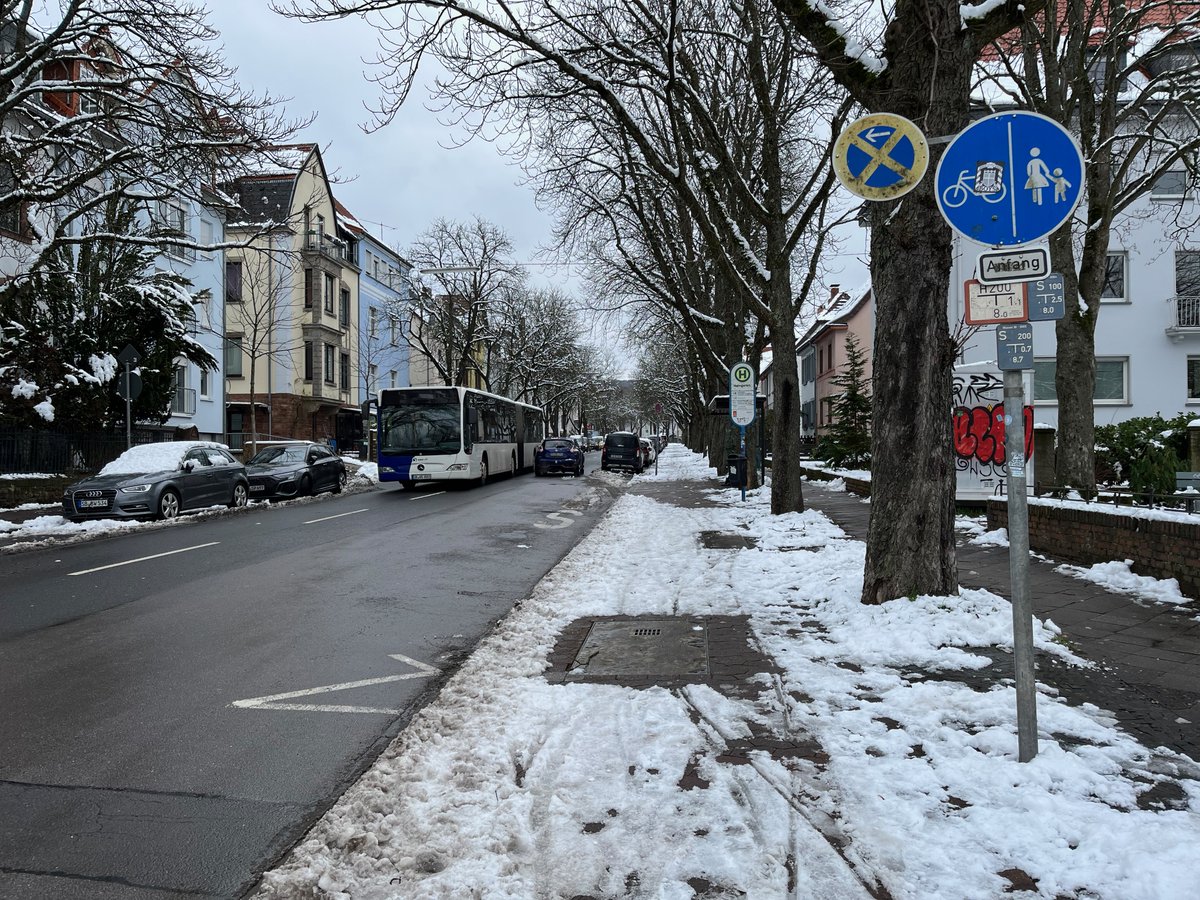 kerstinreese's tweet photo. Radweg vom Nauwieser Viertel in #Saarbrücken zur Uni. Es hat vor 2 Tagen geschneit, nichts geräumt.
1. Radweg an der Scheidter Straße
2. Radschutzztreifen am Ilseplatz
3. Fußweg für Radfahrer frei am Meerwiesertalweg
4. Rückweg ins Nauwieserviertel. 
@uconradt @rv_saarbruecken https://t.co/ehpFVNs2Ck