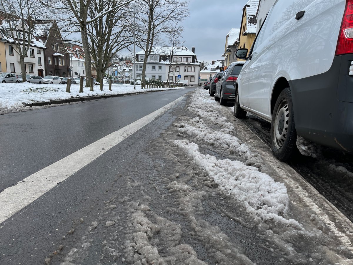 kerstinreese's tweet photo. Radweg vom Nauwieser Viertel in #Saarbrücken zur Uni. Es hat vor 2 Tagen geschneit, nichts geräumt.
1. Radweg an der Scheidter Straße
2. Radschutzztreifen am Ilseplatz
3. Fußweg für Radfahrer frei am Meerwiesertalweg
4. Rückweg ins Nauwieserviertel. 
@uconradt @rv_saarbruecken https://t.co/ehpFVNs2Ck