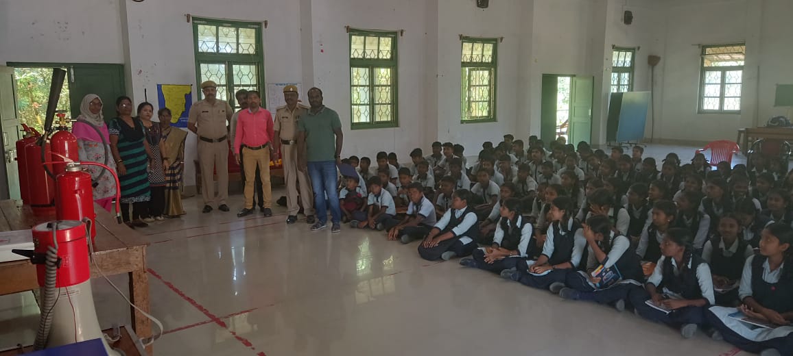 FireService_ANP's tweet photo. #FSBilliground #FSKadamtala organised Evacuation #MockDrill &amp; imparted Basic Fire Fighting Training to 30 Teachers &amp; 186 Students of #GSSSSwadeshNagar &amp; #GSSUttara.

@MediaRN_ANI 
@DGPANIslands 
@Andaman_Admin https://t.co/Uxaqaqe7KS