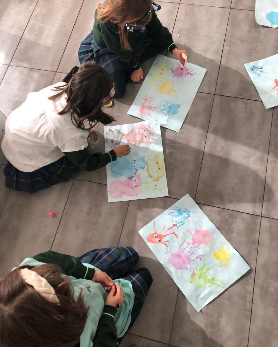 MSchoolMadrid's tweet photo. 🇪🇸 Los alumnos del club de arte utilizando la  técnica de soplado de paja de acuarela. 

🇬🇧 The pupils of the art club using the watercolour straw blowing technique. https://t.co/vuIcSL1KcD