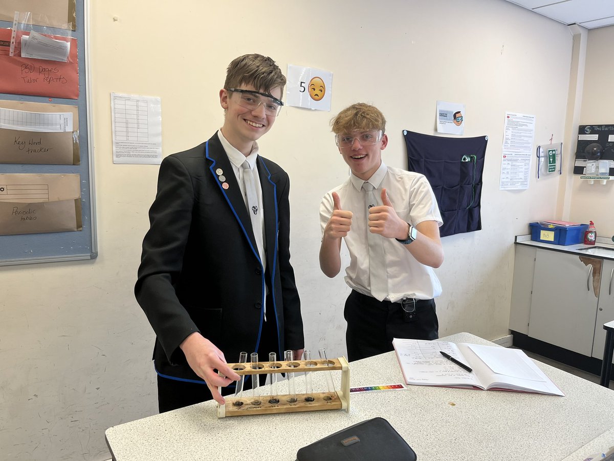 bbs_science's tweet photo. Year 11 investigating acids, alkalis and indicators. 🧪👍 https://t.co/rhqvk2J1IL