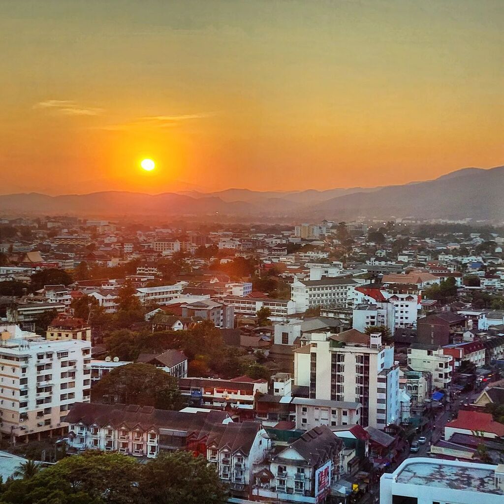 madmansmuses's tweet photo. Sunset over the city #thailand #chiangmai #travelphotography #sunlightphotography #sunset #sunsetphotography #landscapephotography https://t.co/xwc3rNUzWP https://t.co/Wihn9DwliS