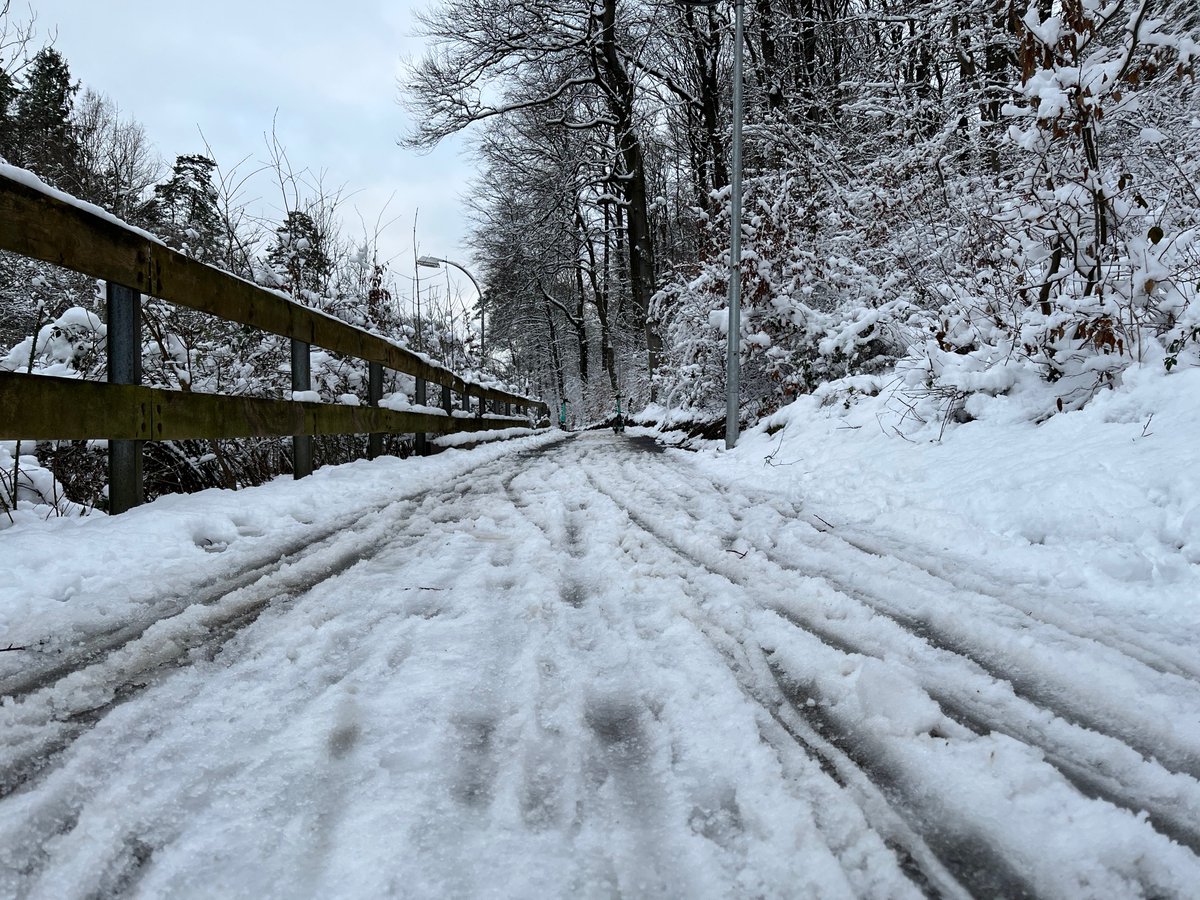 kerstinreese's tweet photo. Radweg vom Nauwieser Viertel in #Saarbrücken zur Uni. Es hat vor 2 Tagen geschneit, nichts geräumt.
1. Radweg an der Scheidter Straße
2. Radschutzztreifen am Ilseplatz
3. Fußweg für Radfahrer frei am Meerwiesertalweg
4. Rückweg ins Nauwieserviertel. 
@uconradt @rv_saarbruecken https://t.co/ehpFVNs2Ck