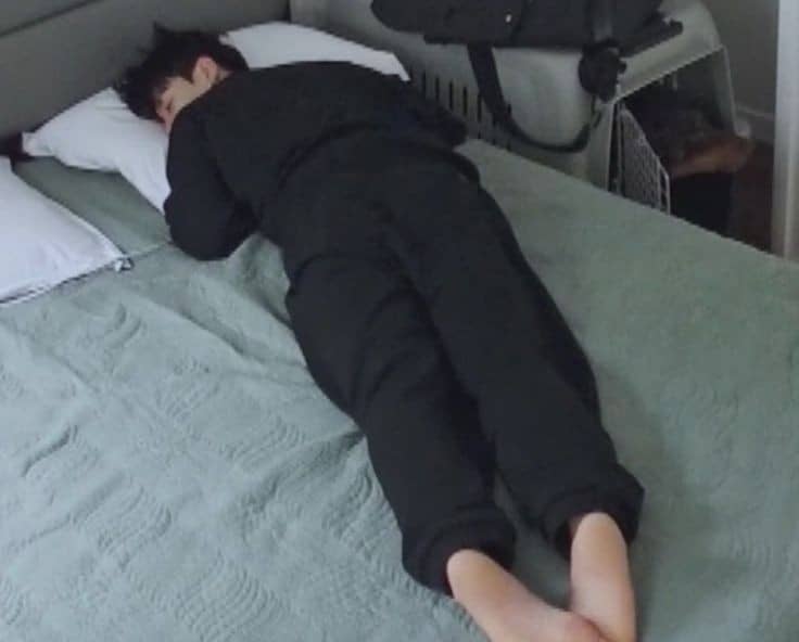 jeonIves's tweet photo. jungkook said that he tries to sleep on his back but ends up waking up on his stomach and it's true :( https://t.co/3gzsb7wiqz