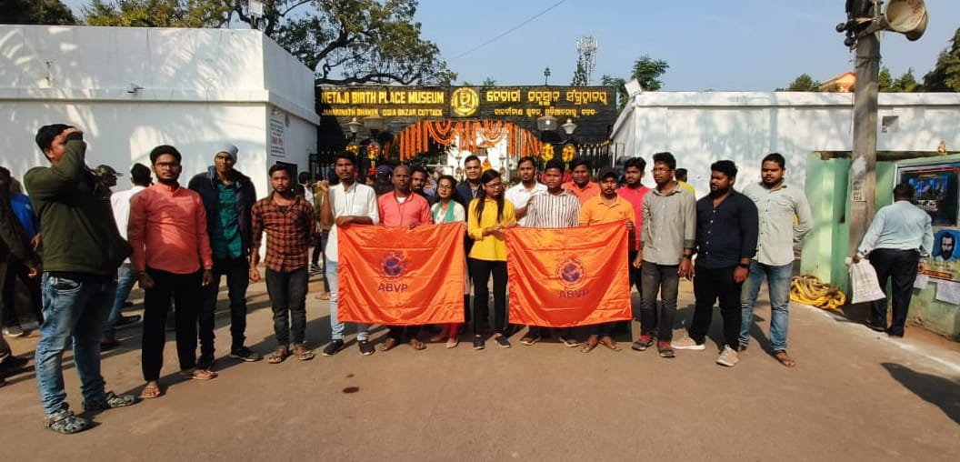 ABVPCuttack's tweet photo. ଭାରତମାତାର ଅମର ବରପୁତ୍ର ତଥା ଆଜାଦ ହିନ୍ଦ ଫୌଜର ପ୍ରତିଷ୍ଠାତା ନେତାଜୀ ସୁଭାଷ ଚନ୍ଦ୍ର ବୋଷଙ୍କ ଜନ୍ମ ଜୟନ୍ତୀରେ ଜନ୍ମସ୍ଥାନ ତଥା ଜାନକୀନାଥ ଭବନ, କଟକ ଓଡ଼ିଆ ବଜାରଠାରେ ପୂର୍ବ କ୍ଷେତ୍ରୀୟ ସଙ୍ଗଠନ ସମ୍ପାଦକ  ଓ ଓଡ଼ିଶା ପ୍ରାନ୍ତ ସଂଗଠନ ସମ୍ପାଦକ  ଉପସ୍ଥିତିରେ ନେତାଜୀଙ୍କ ପ୍ରତିମୂର୍ତ୍ତିରେ ପୁଷ୍ପମାଲ୍ୟ ଅର୍ପଣ କରାଯାଇଛି।#ABVPOdisha https://t.co/oBJfVKp1Tp