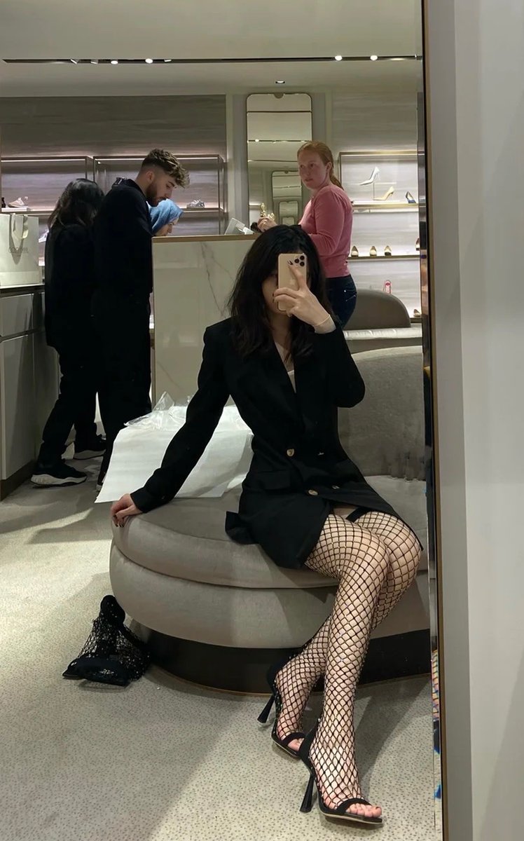 新年快乐～猜猜我在哪里逛街呀～
#伦敦  #调教骚狗 #母狗肉便器 #绿帽ntr #高跟鞋控 #丝袜无内 #黑丝足 #英国留学 #母狗调教 #情侣交换 #高跟 #性奴