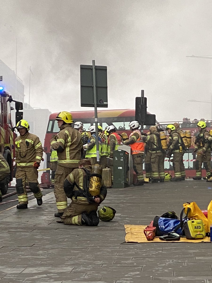 GillianW_Writer's tweet photo. So many engines on site. #Edinburgh #fire #Jenners https://t.co/qKlg5r6mT1