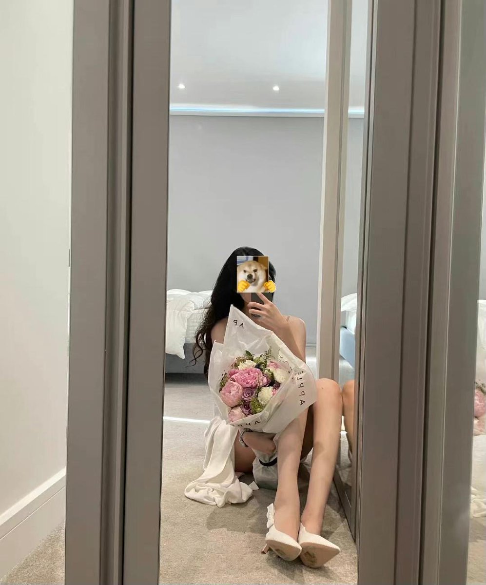 新年快乐～征集伦敦地区的单男中
希望新的一年不要再被限流啦🙏