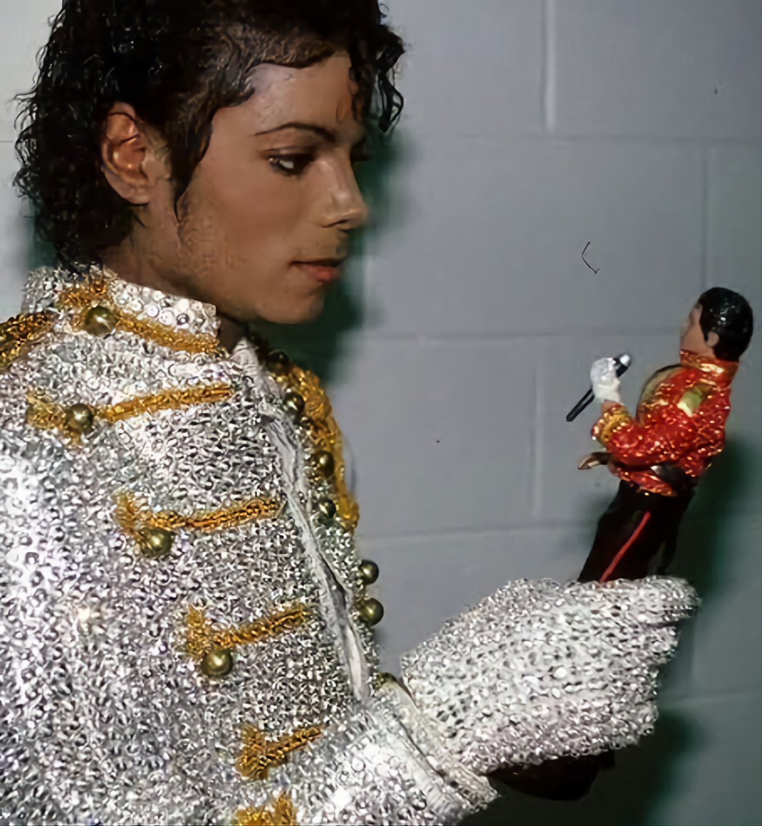 IssaVib97181951's tweet photo. Did he like it? I'd say not really 🙃 #MichaelJackson #KingOfPop #mjfam #MJ https://t.co/j60oYqttwH
