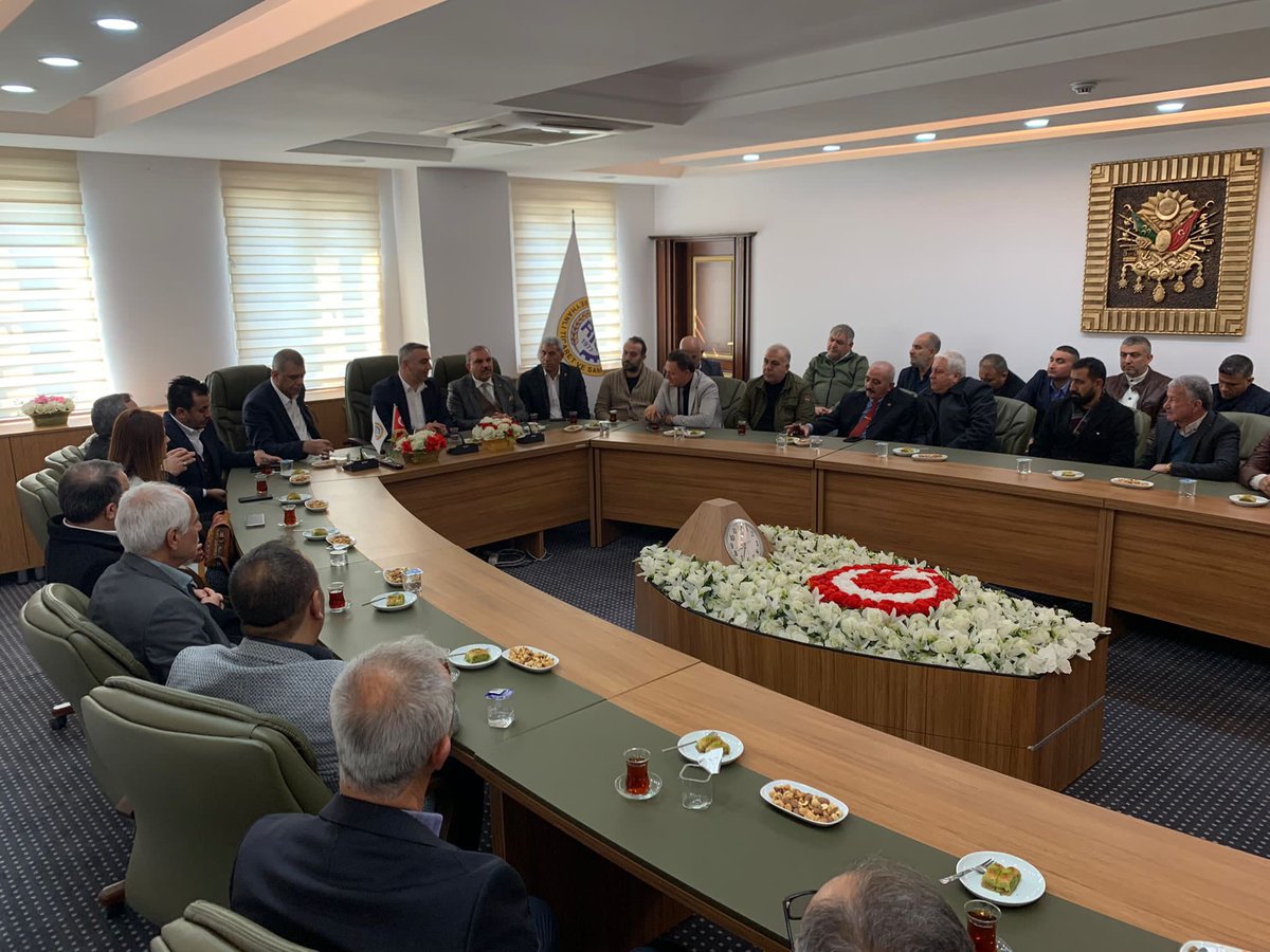 lutfikasikci's tweet photo. 📍Reyhanlı
#MHP İl Başkanımız ,Reyhanlı İlçe Başkanımız ve Yönetim Kurulu Üyelerimizle #Reyhanlı Ticaret ve Sanayi Odasını ziyaret ettik.
#RTSO Başkanı Sn. Necmettin Zaroğlu ile Meclis Başkanı Sn. Mahmut İri ve Meclis Üyelerine teşekkür ederim. https://t.co/83WM4rECsl