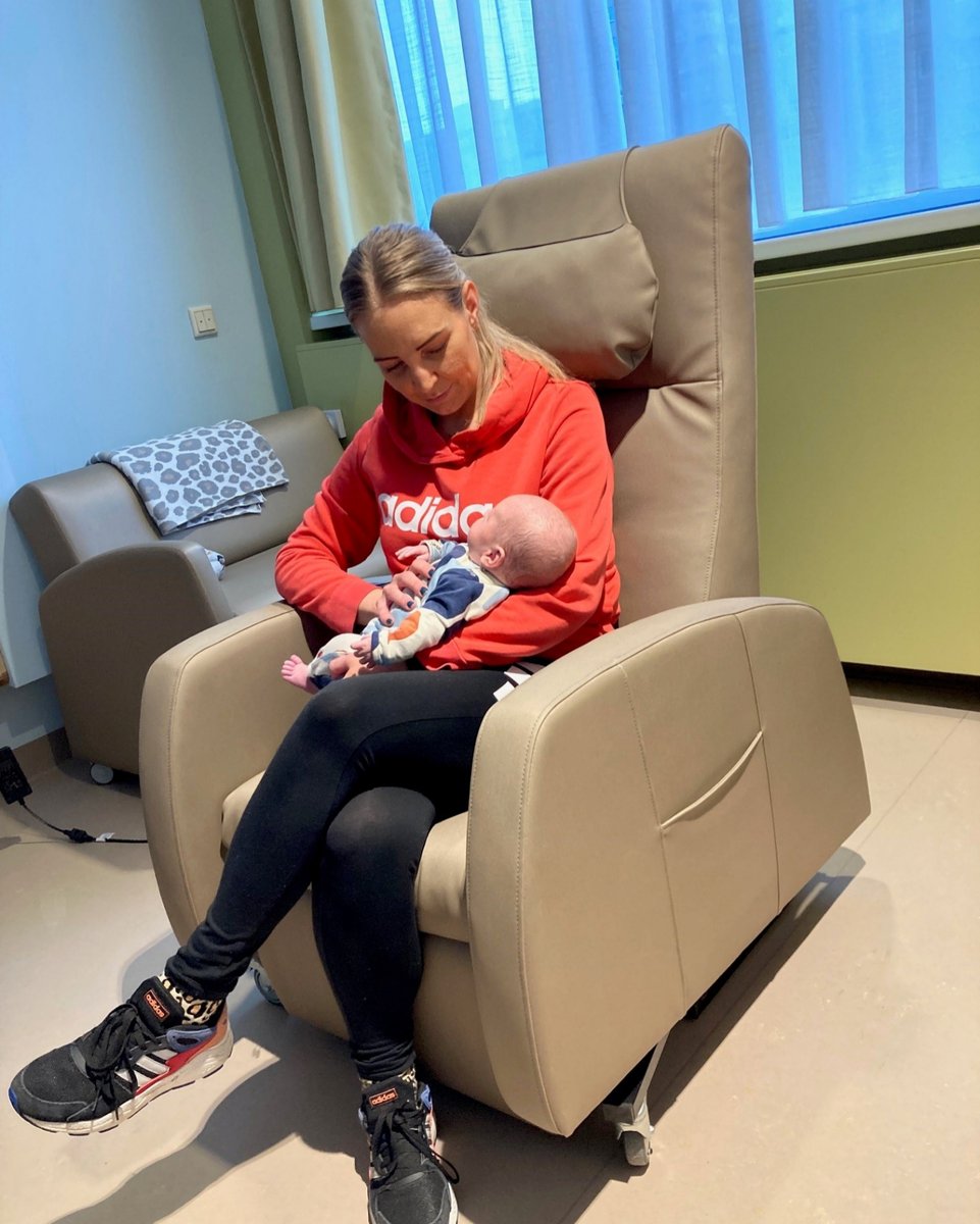 Een wens van de kinderafdeling is in vervulling gegaan dankzij de Stichting Vrienden van Laurentius. De stichting heeft onlangs twee comfortabele borstvoedings- en buidelstoelen geschonken aan de afdeling.