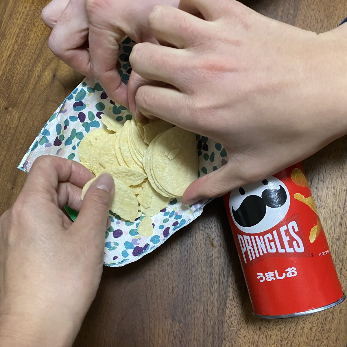fuka71293's tweet photo. こんな時間なのに
プリングルズ うましおが美味しすぎてやめられない💦
そして撮影すると言ってるのに美味しすぎて家族がどんどんとって食べて行く
ぎゃー😱やめてぇぇ
撮影前に食べきらないでーーー
#プリングルズうましお #withPRINGLES #プリングルズ #pringles https://t.co/z7ZKwTNVOt