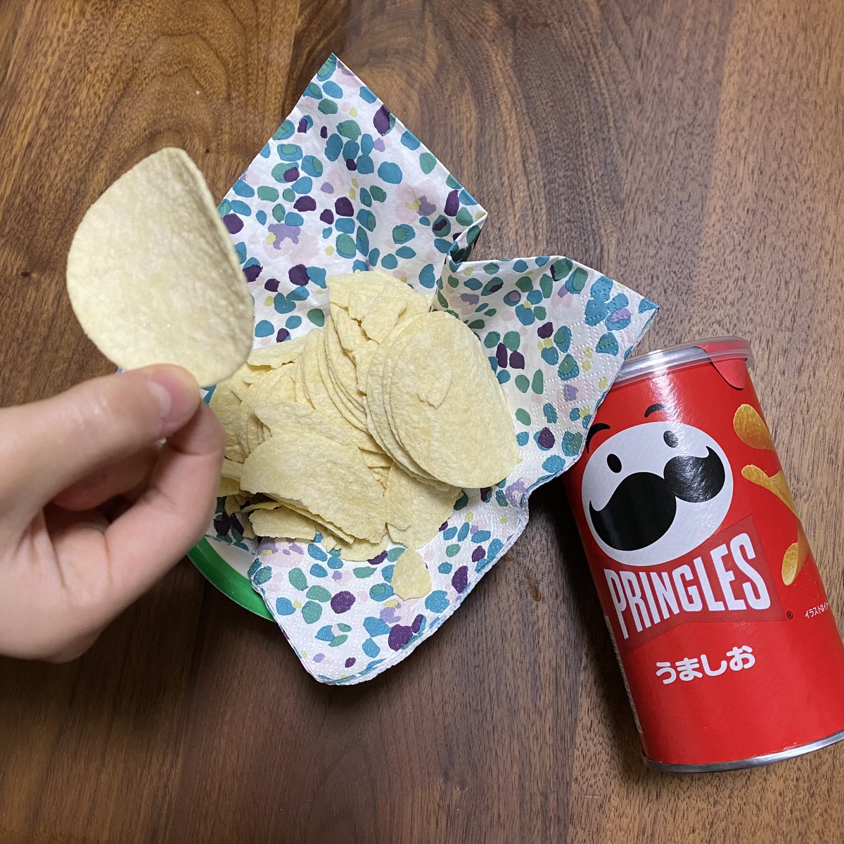 fuka71293's tweet photo. こんな時間なのに
プリングルズ うましおが美味しすぎてやめられない💦
そして撮影すると言ってるのに美味しすぎて家族がどんどんとって食べて行く
ぎゃー😱やめてぇぇ
撮影前に食べきらないでーーー
#プリングルズうましお #withPRINGLES #プリングルズ #pringles https://t.co/z7ZKwTNVOt