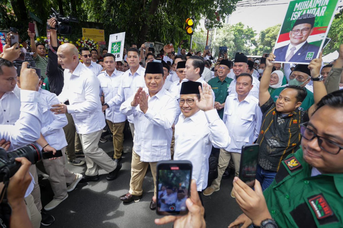 kautsar_amroni's tweet photo. Ketum @DPP_PKB Gus Muhaimin @cakimiNOW bersama Ketum @Gerindra Pak Prabowo @prabowo meresmikan sekretariat bersama.
Kerjasama yg jelas dan kongkrit utk kemajuan bangsa.
#Sekber
#PartaiKebangkitanBangsa https://t.co/xhLj2zL9vo