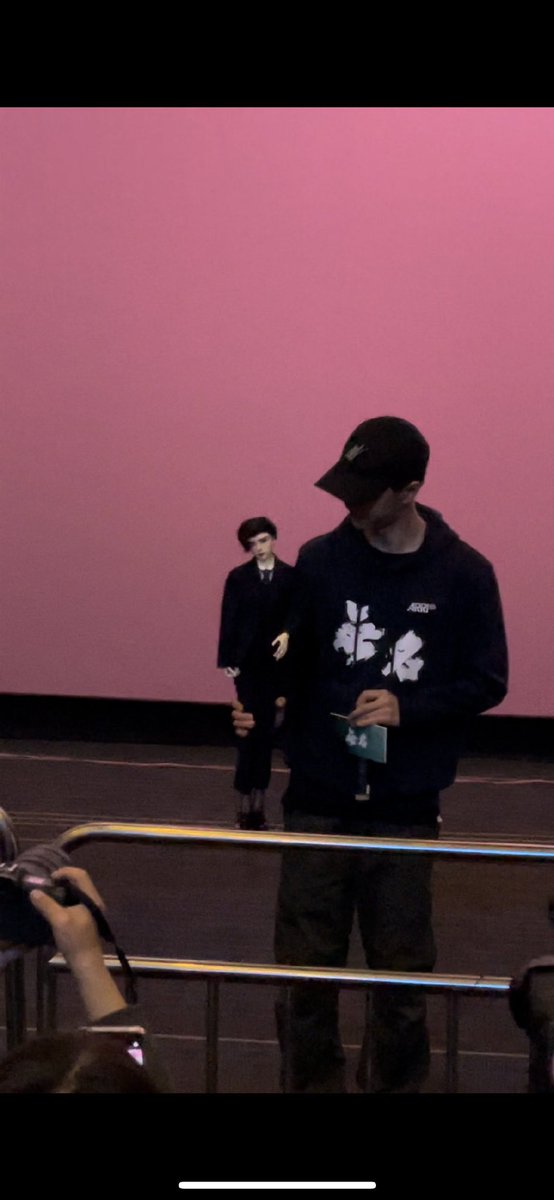 wxyzybxz's tweet photo. Yibo with his bjd dolls, also looking at dandan doll 

cr 偏颇限定 https://t.co/plsjbC4kRD