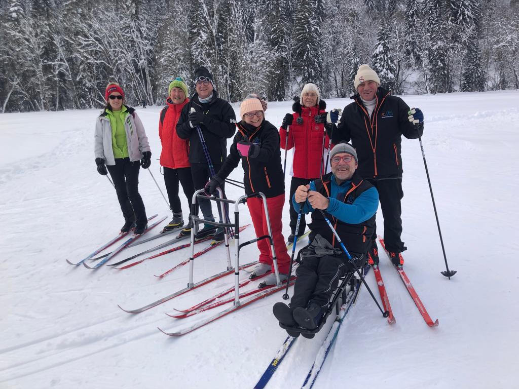 handiventure's tweet photo. On enchaîne les sorties ski de fond à  La chapelle d'abondance.... entraînement quand tu nous tiens... Bon l'ambiance festive de ces séances #PleineNature  en #SkiDeFond #paraski #handiski sur le domaine nordique de la Panthiaz #LaChapelleDAbondance  y est aussi pour beaucoup ! https://t.co/hNJ5jJuo1v
