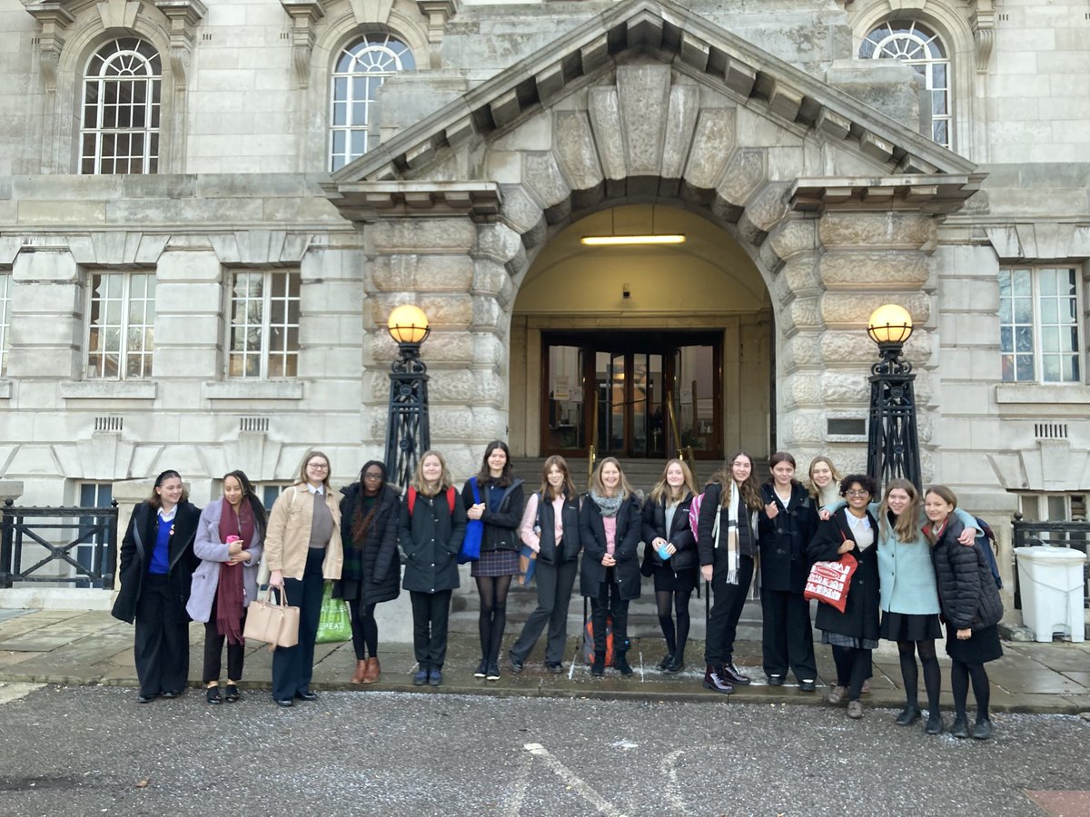 PipersCornerSch's tweet photo. The Pipers Corner Bar Mock Trial team (with students from year 10 to 13) performed brilliantly at Saturday's competition in Inner London Crown Court. Well done everyone! @PipersHums #PipersPotential #PipersPride 👩‍⚖️ https://t.co/p973eCEQPy
