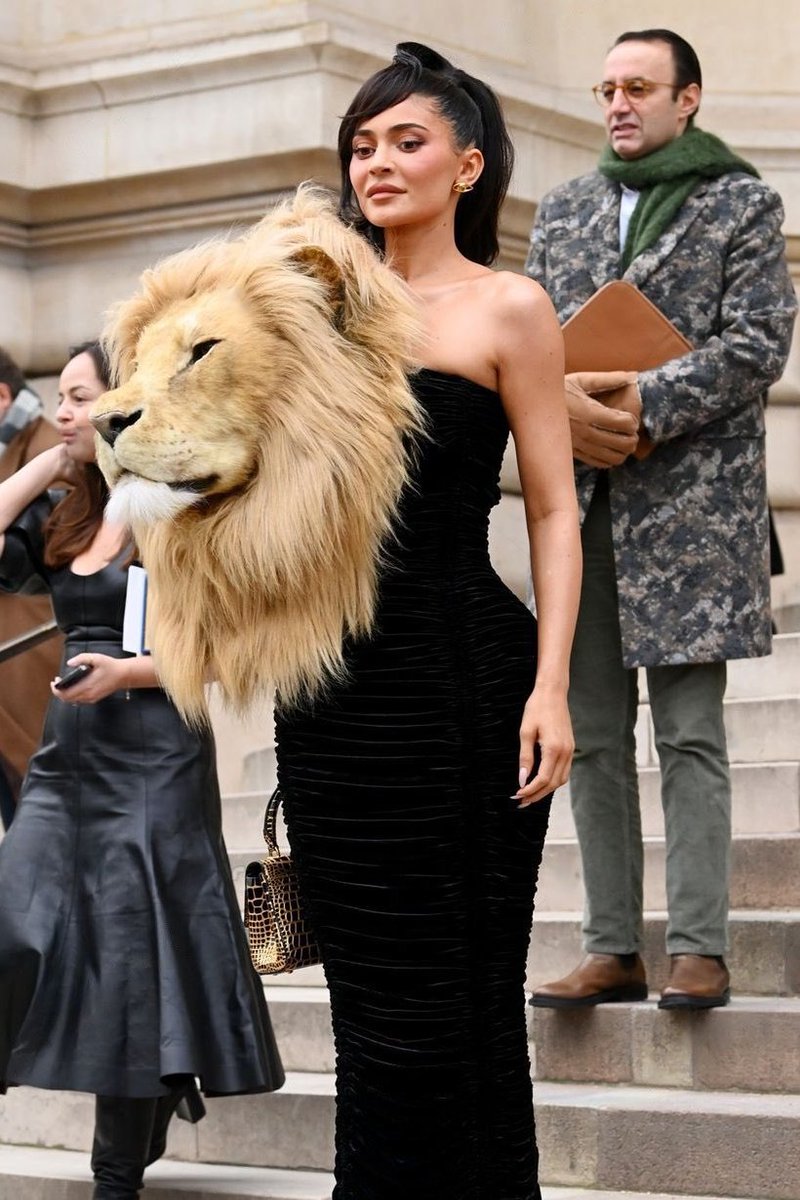 viewsfrance's tweet photo. Kylie Jenner et Doja Cat au défilé Schiaparelli 📸 https://t.co/2nRR8Ylt5h