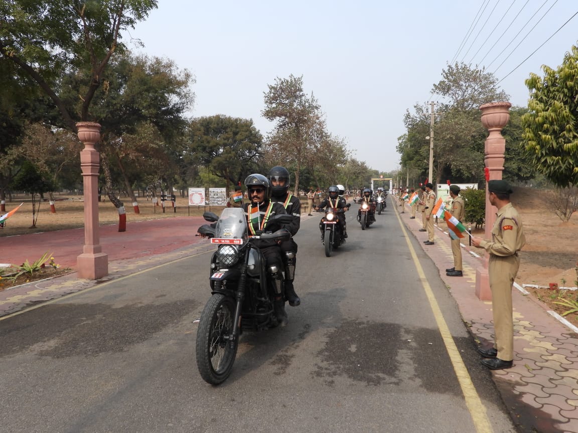NCC_Dte_Gujarat's tweet photo. #AtmaNirbharBharat ka #saltseSoftware ka Safar"Dandi se Dilli" 
#NCCJawaMotorcyclerally was flagged in at Jaipur by Lt Gen AS Bhinder,AVSM,VSM, ADC, GOC-in-C, SW Comd. Cadets Josh level HIGH
@SWComd_IA
@HQ_DG_NCC
@GovernorofGuj
@CMOGuj
@jawamotorcycles
@yezdiforever
@PRODefRjsthn https://t.co/n4OTz04439