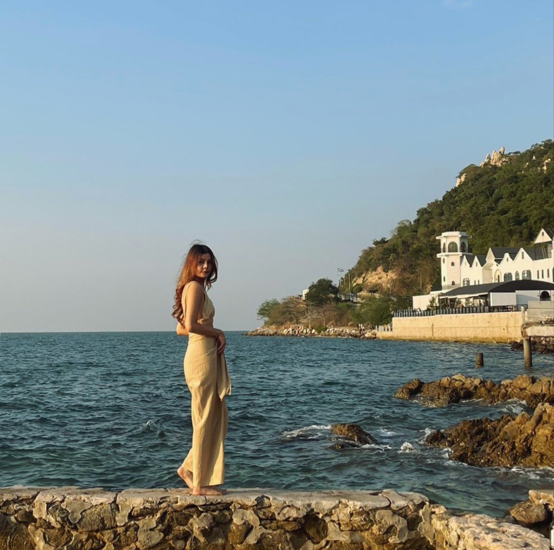 bhatranits's tweet image. Hidden lab คาเฟ่ติดทะเลบนเขาสามมุข มุมถ่ายรูปเยอะมาก แบ่งออกเป็น 2โซน ตึกใหม่กับตึกเก่า มีที่นั่งทั้ง indoor และ outdoor เครื่องดื่มกับขนมอร่อย แต่ราคาจะค่อนสูงนิดนึง หวานไปช่วงเย็น ๆ ได้รูปแสงสวย 
#hiddenlab #บางแสน 
#ชลบุรี #รีวิวคาเฟ่