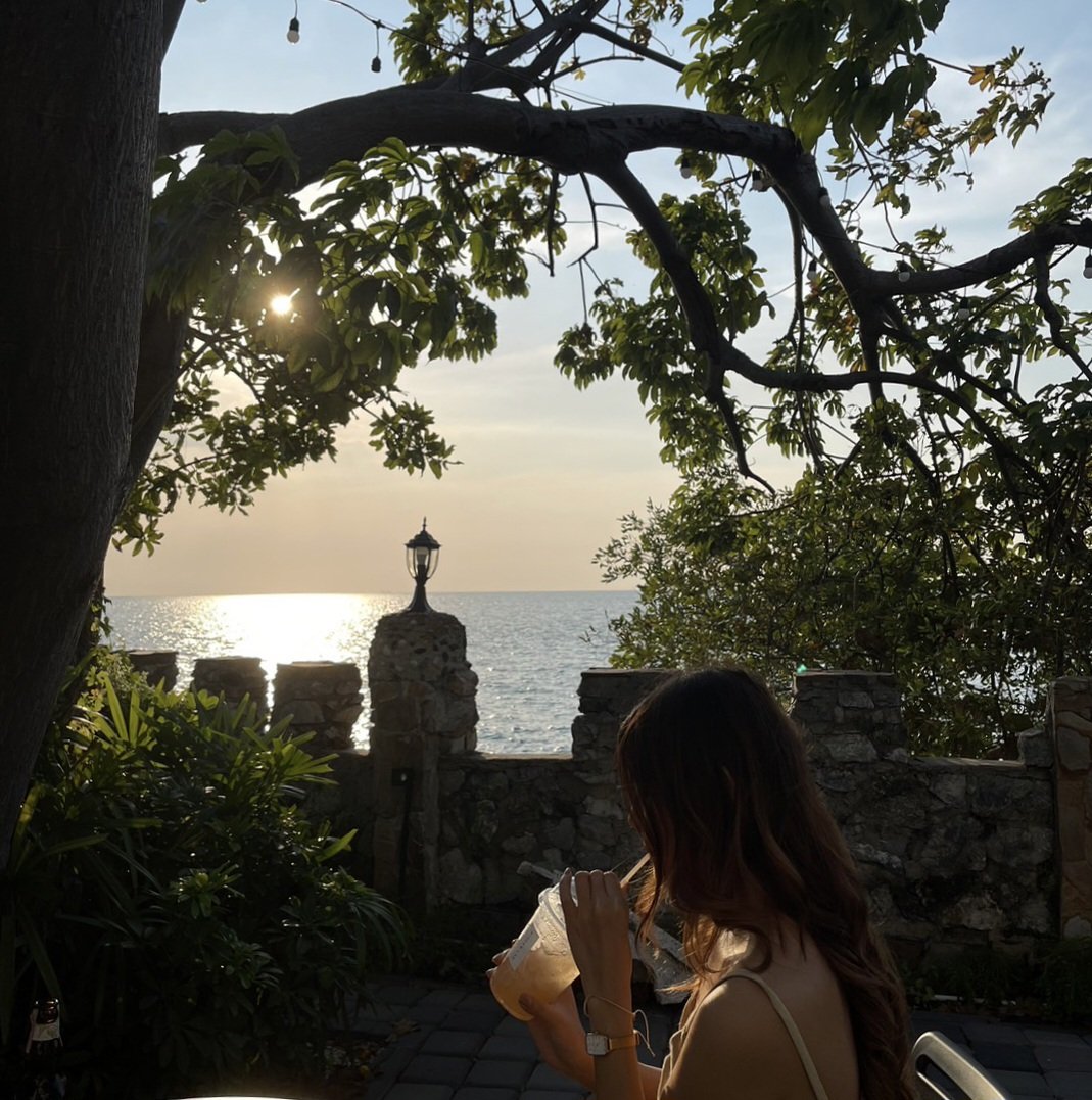 bhatranits's tweet image. Hidden lab คาเฟ่ติดทะเลบนเขาสามมุข มุมถ่ายรูปเยอะมาก แบ่งออกเป็น 2โซน ตึกใหม่กับตึกเก่า มีที่นั่งทั้ง indoor และ outdoor เครื่องดื่มกับขนมอร่อย แต่ราคาจะค่อนสูงนิดนึง หวานไปช่วงเย็น ๆ ได้รูปแสงสวย 
#hiddenlab #บางแสน 
#ชลบุรี #รีวิวคาเฟ่