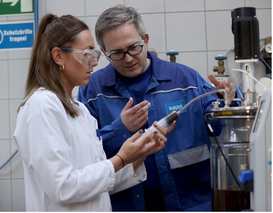 SUSFERT_BBI's tweet photo. ♻️🇪🇺#Lignosulphonate #polymerisation for #fertilisers

#Chemical Engineer #Biorefinery @SappiEurope Nikolaus Schwaiger examines #recycled chemical #recovery process from #pulp &amp; #paper #industry in search of new products for SUSFERT #fertiliser coatings.

https://t.co/uv2C4yvSRn https://t.co/BbQrTYavOH