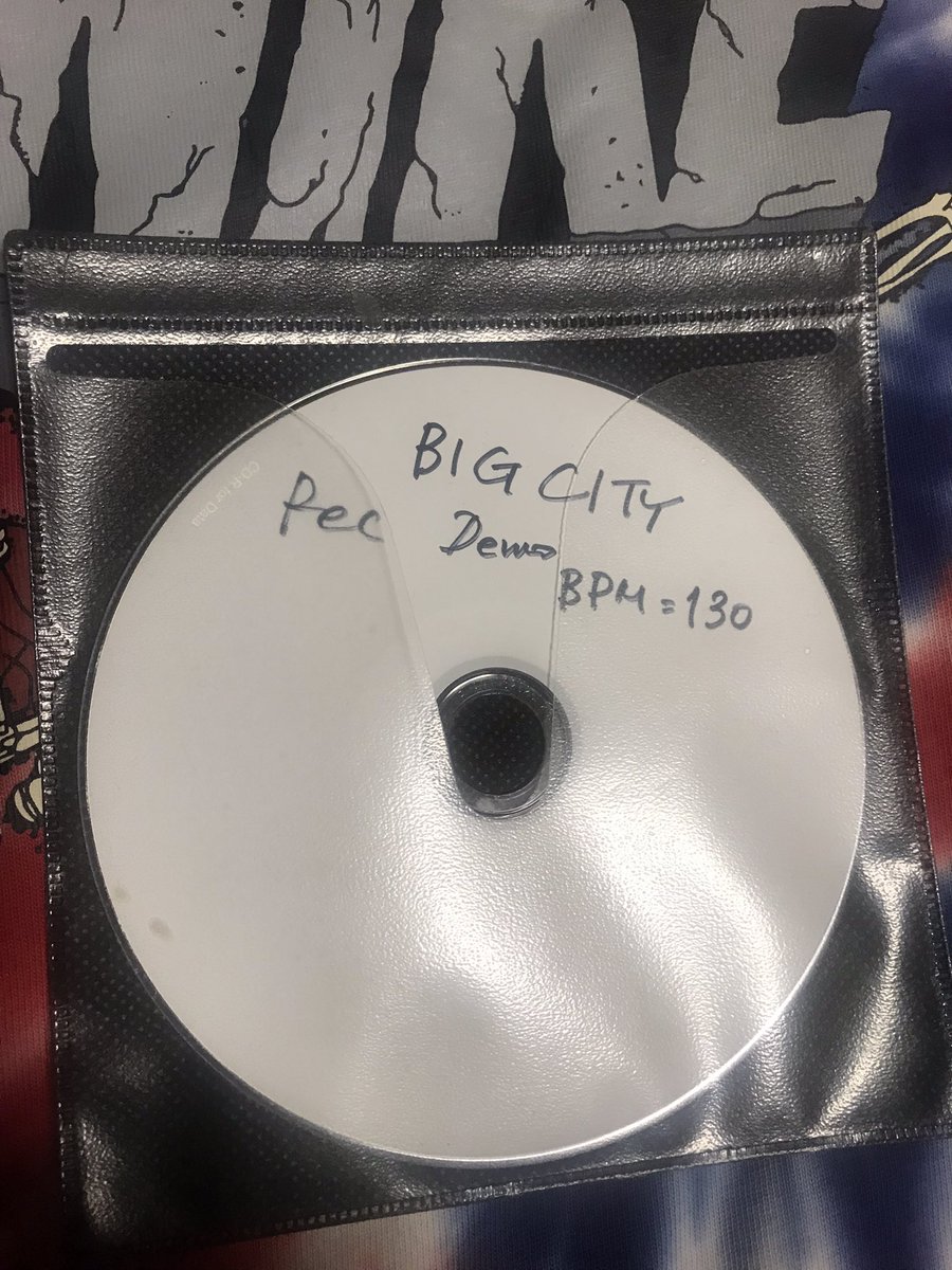 25日のグランチェルトのライブの次の日は. ２枚めCD のメイン曲Big City のレコーディングレッスン. もしかしたらカップリング曲靴も履かずに、のフルバンド音源も手に出来るかもしれないので今からとても楽しみです♪二曲のギャップが凄いです♪