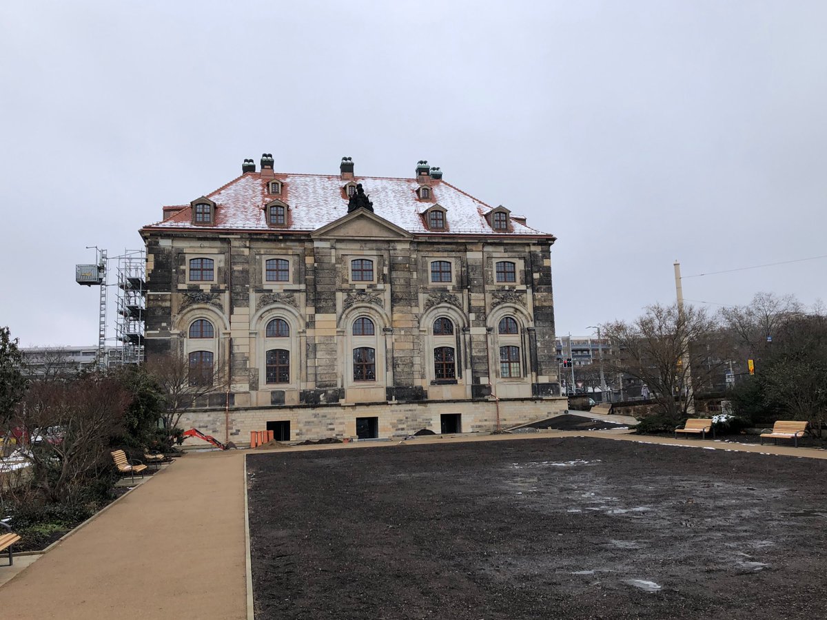 Hochtouren's tweet photo. Am Hotel Bellevue in Dresden blüht ein Duftschneeball und daneben am Blockhaus werden die Außenanlagen fertig gestellt; dort entsteht auch ein kleines Café der @skdmuseum direkt vor dem Gebäude (auf neuer Sandsteinterrasse) https://t.co/WSXTHiBfpd