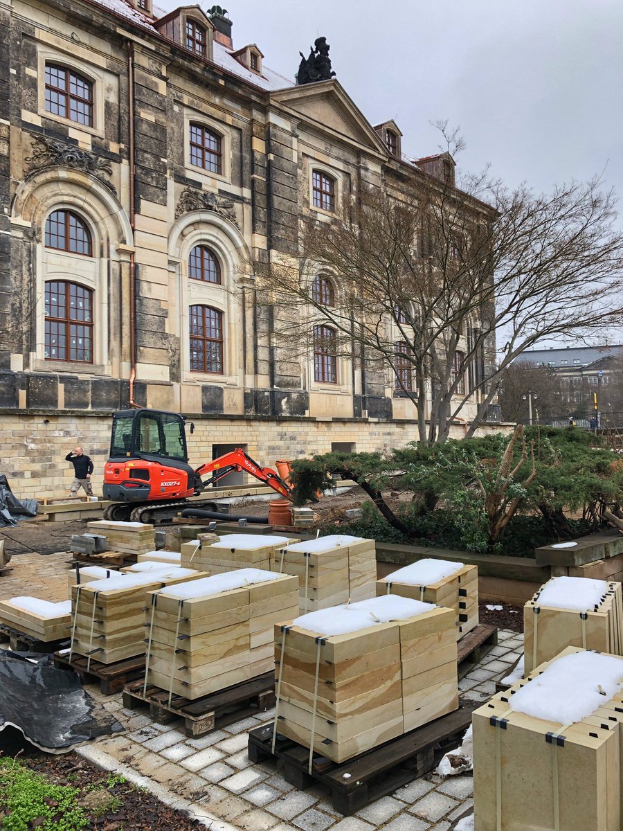 Hochtouren's tweet photo. Am Hotel Bellevue in Dresden blüht ein Duftschneeball und daneben am Blockhaus werden die Außenanlagen fertig gestellt; dort entsteht auch ein kleines Café der @skdmuseum direkt vor dem Gebäude (auf neuer Sandsteinterrasse) https://t.co/WSXTHiBfpd