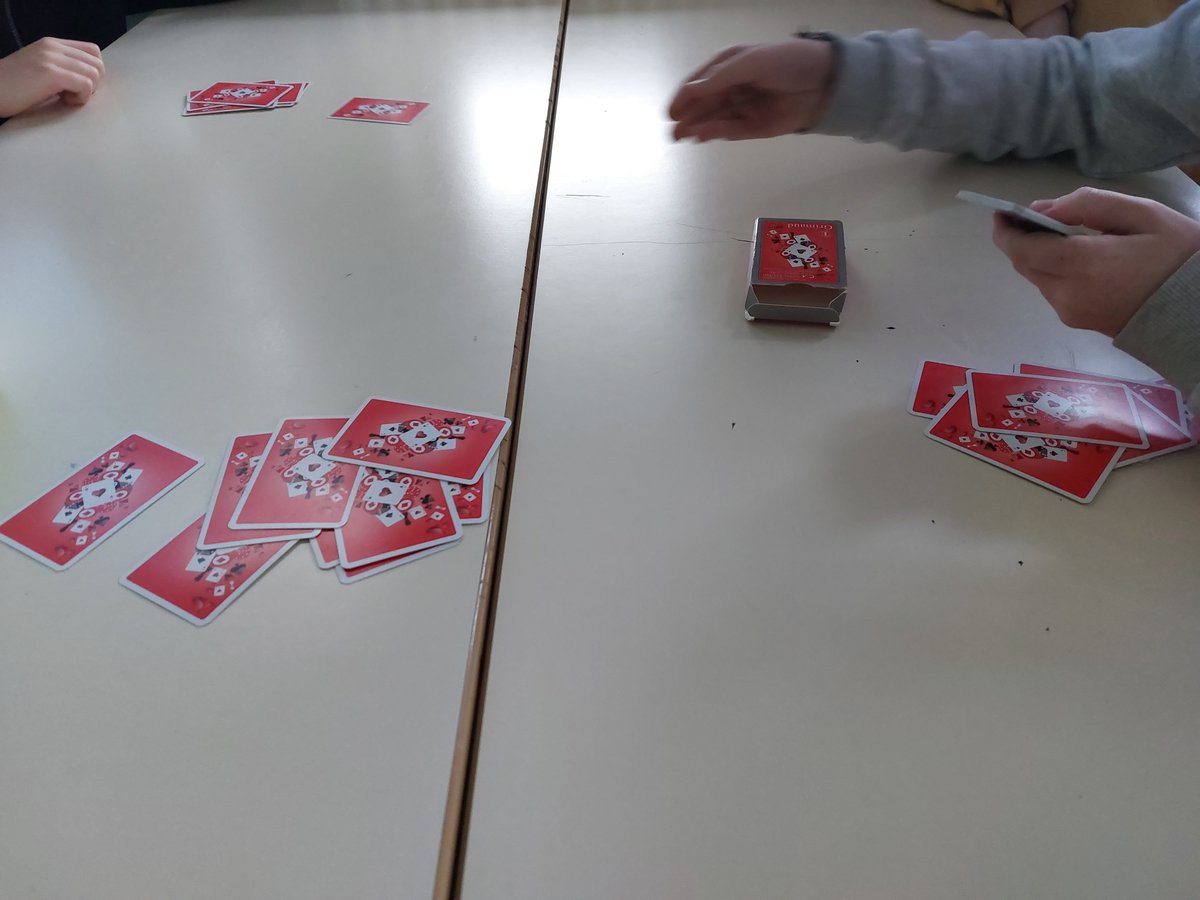ydanard's tweet photo. #maths et #bridge préparation de #sdm2023 "mathématiques à la carte" au collège Clément Janequin à @avrille49 @acnantes
#classer #compter #senshoraire
Tenir les 13 cartes dans une main n'est pas si facile ! https://t.co/cugs1VMbhg