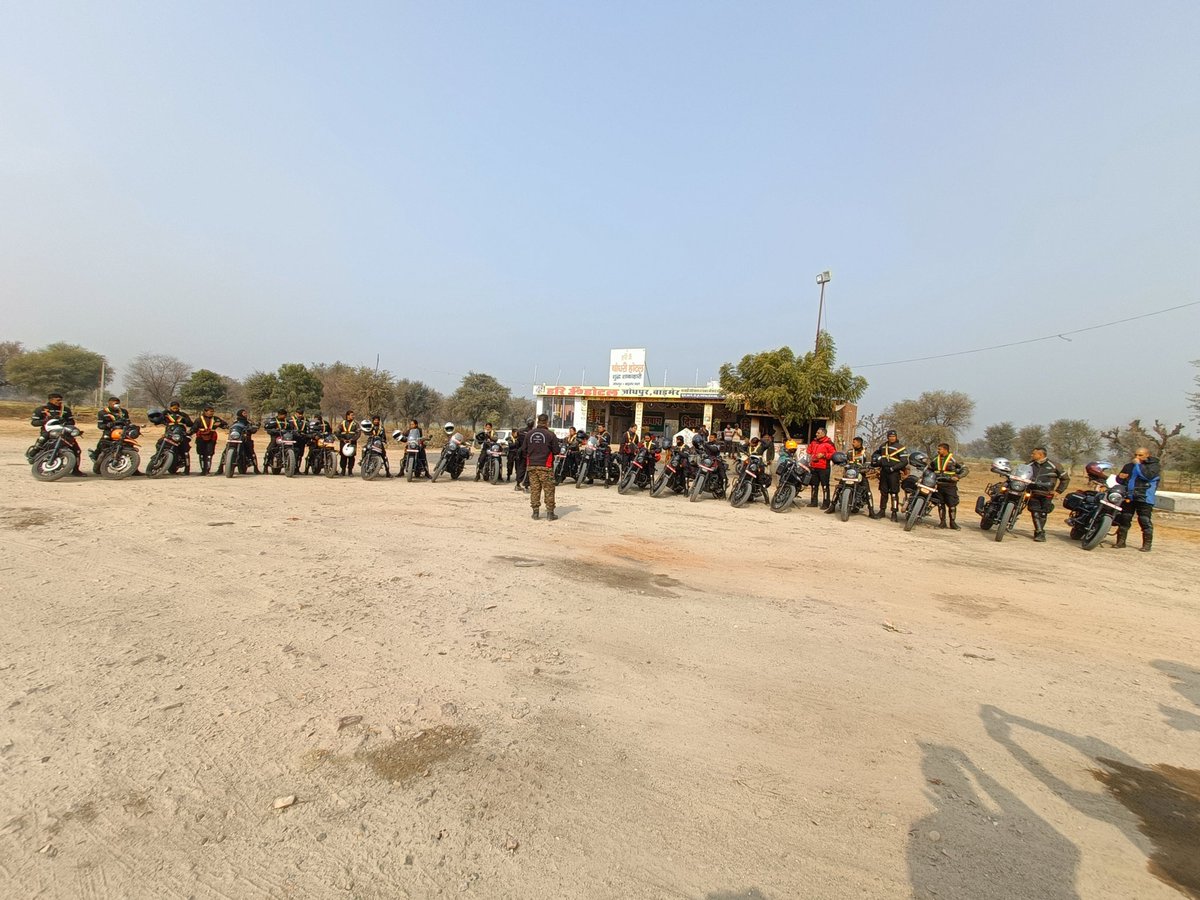 TejaniKartiki's tweet photo. #NCCJawaMotorcyclerally
#75yearsofncc
    What a ride of Ajmer to Pink City! journey is incomplete without amazing experience of unexpected things😌... Finally  ab Delhi nazdik hai 🌸❤️
@ArvindKapoorTYG 
@DefencePRO_Guj 
@HQ_DG_NCC 
@NCC_Dte_Gujarat 
@PMOIndia
@jawamotorcycles https://t.co/d0UGUisExR