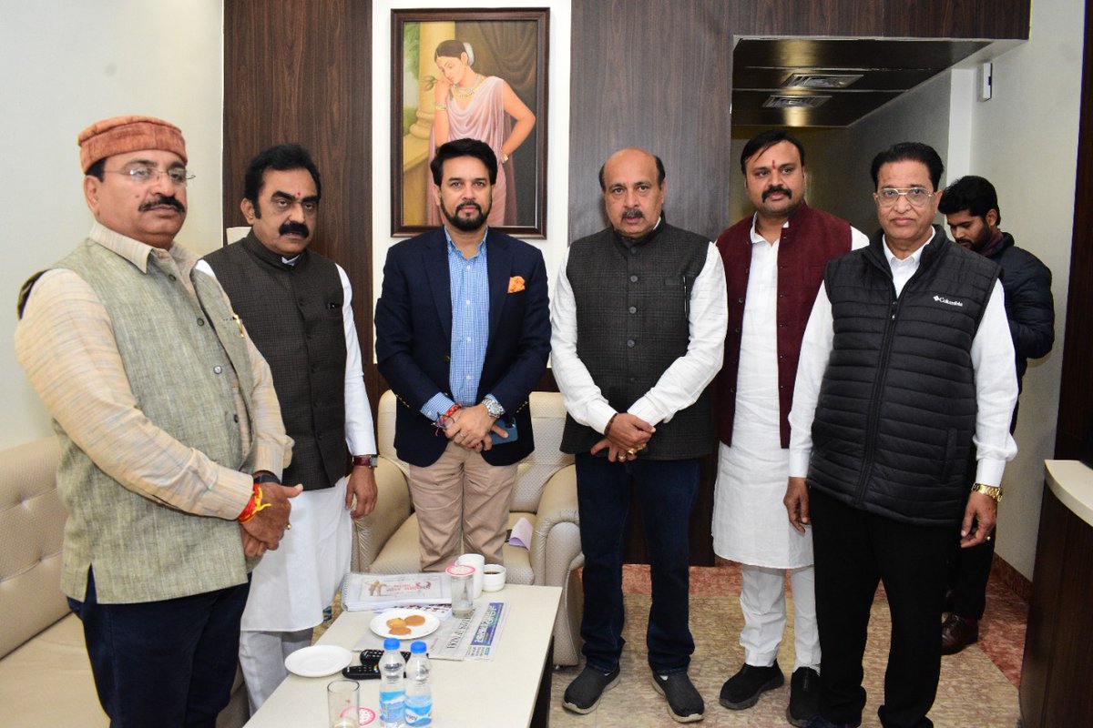 Ashokrohanibjp's tweet photo. आज केंद्रीय मंत्री श्री अनुराग ठाकुर जी के जबलपुर आगमन पर सहृदय उनसे मुलाकात की।
जबलपुर के सांसद आदरणीय श्री @mp_rakeshsingh जी एवं भारतीय जनता पार्टी के जनप्रतिनिधि भी उपस्थित थे।
#anuragthakur #minister #ashokrohanibjp #ashokrohani #jabalpur #bjpforindia #bjp #india https://t.co/FF4exNadUa
