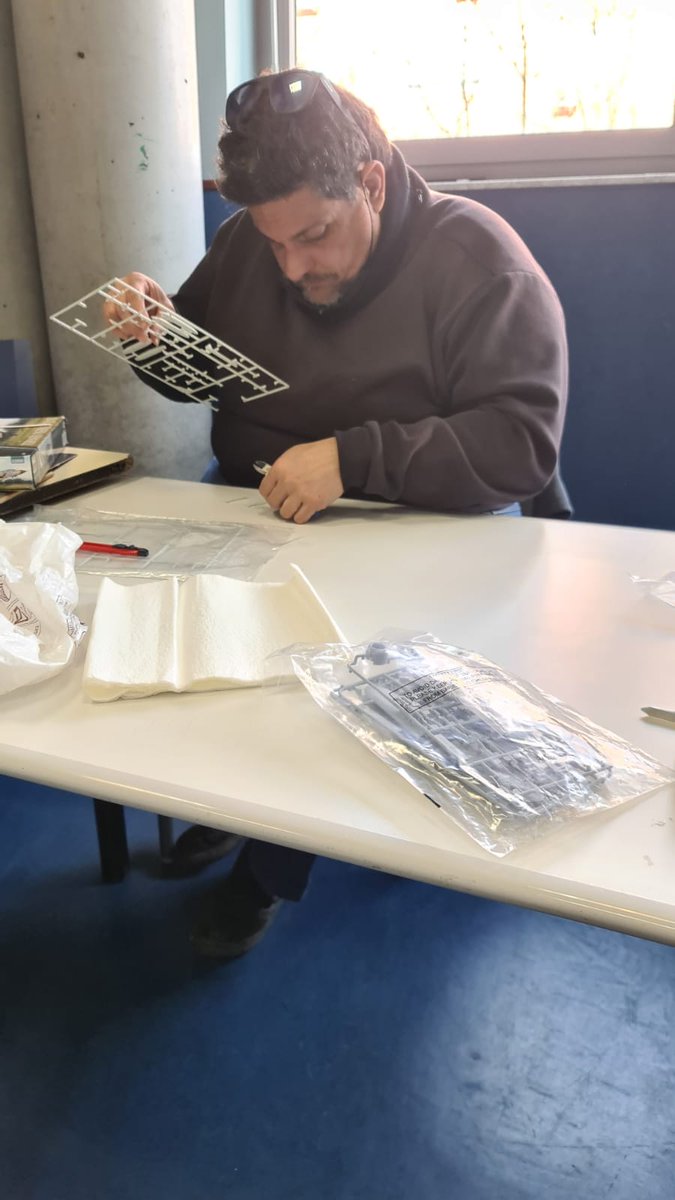 SergioAguinaga6's tweet photo. 👉Este sábado nos acercamos al C.C. Jose Saramago para seguir con nuestra actividad de maquetas con nuestros amigos de 😺 #Model34 🛩️

Esta vez,🚛Chema hizo un carro de combate y Paco e Iván dos súper aviones 🛫

Gracias infinitas a Carlos y a Paco por apoyar todos esos #sueños❤️ https://t.co/HFpIcKwmXL