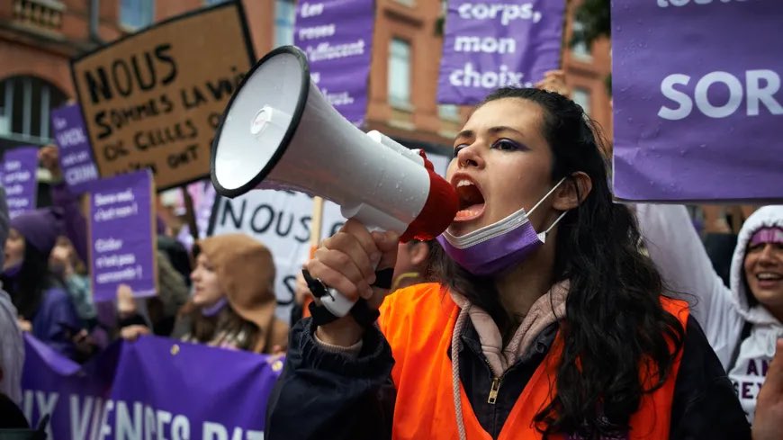 Chiffres accablants du Baromètre Sexisme 2023 <a href="/HCEfh/">Haut Conseil à l'Egalité</a>.  Seul 1 Français sur 5 pense que le monde du travail est égalitaire. 23% des jeunes hommes pensent qu'il faut parfois être violent pour se faire respecter. Mobilisation,toutes et tous,plus que jamais #Hellowomen #Nerienlâcher